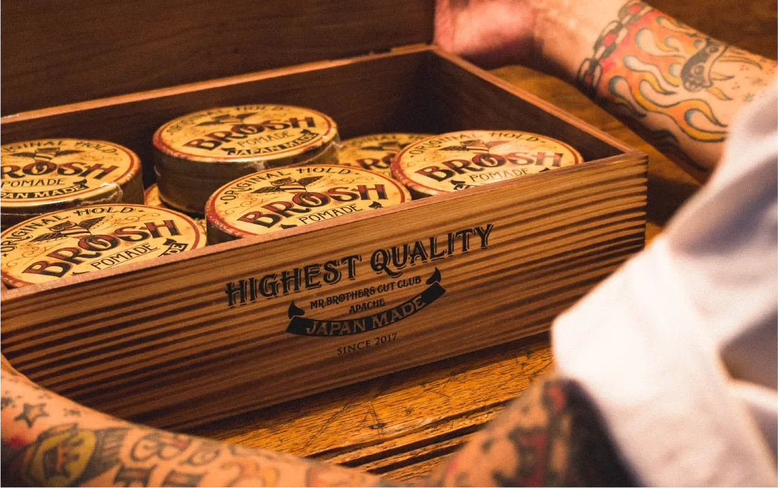 BROSH Original Hold pomadburkar i en presentationslåda av trä