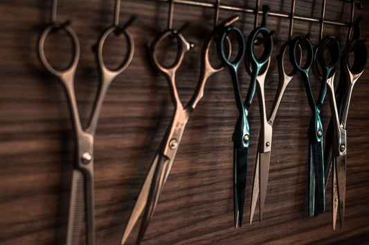 Barberarverktyg och saxar redo för rakning och klippning