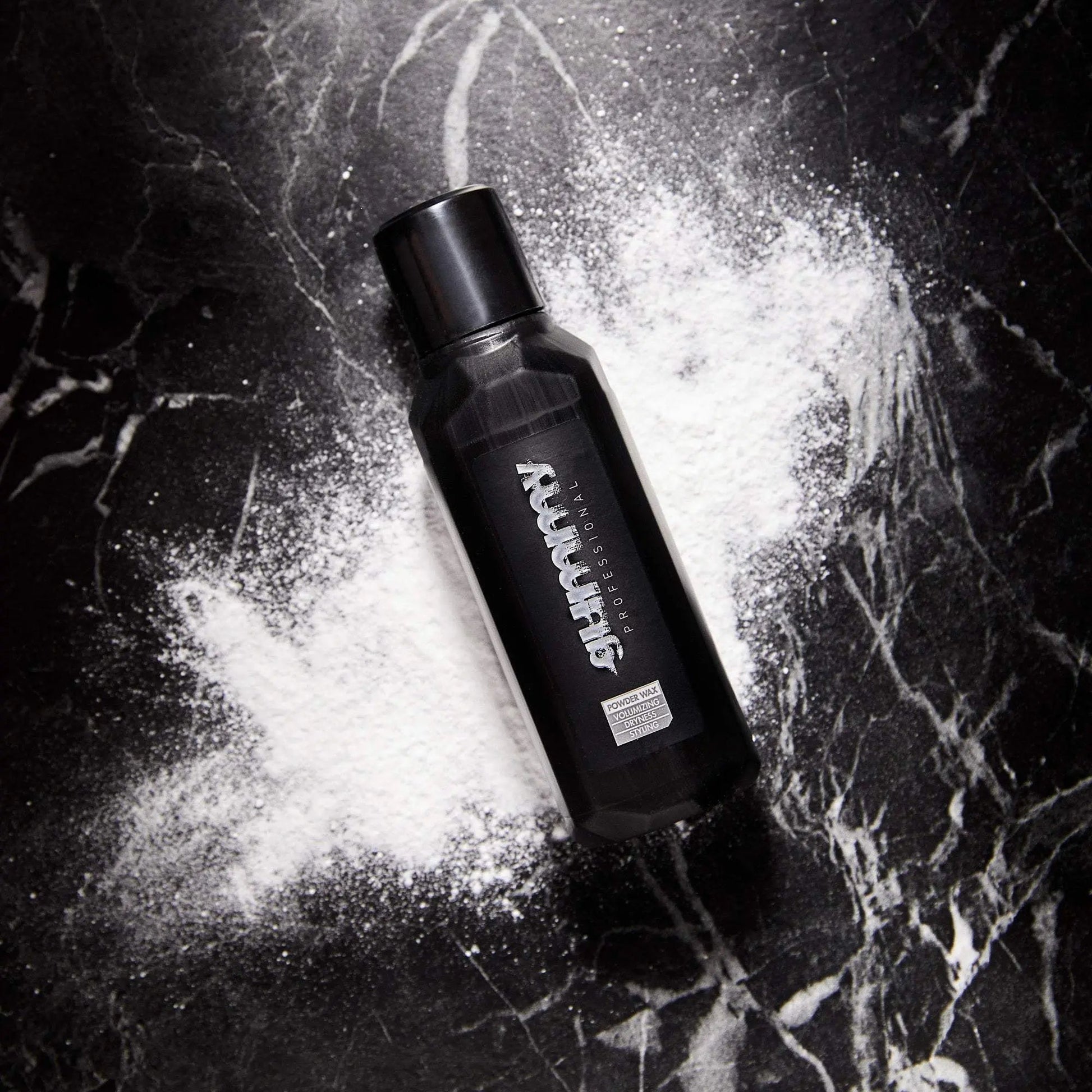 GUMMY POWDER WAX 20 GRWIE BENUTZT MAN:
Gießen Sie eine kleine Menge Pulver in die Handfläche. Reibe deine Hände, bis das Pulver verschwindet. Tragen Sie es für trockenes Haar auf Ihre HaagummyOnKozmetikGUMMY POWDER WAX