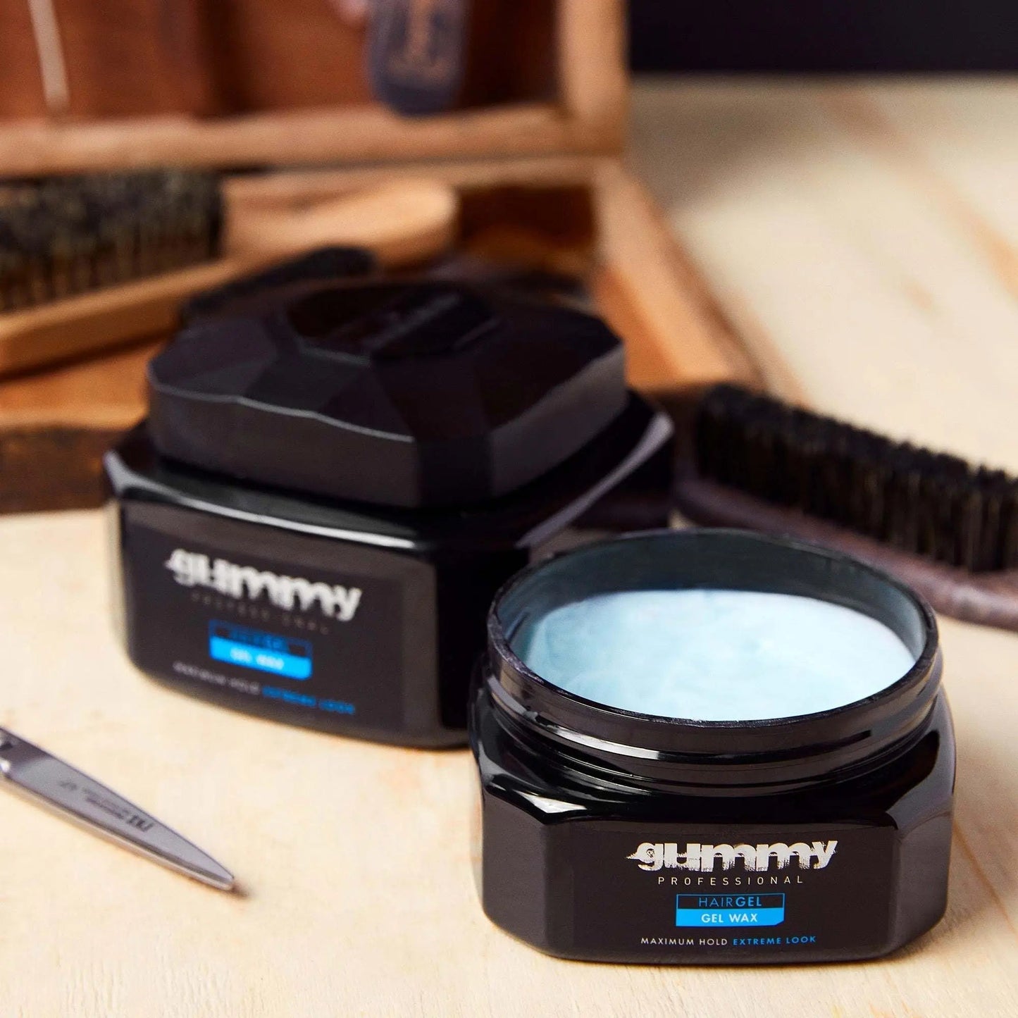 GUMMY GEL WACHS 220 MLWIE BENUTZT MAN:
Tragen Sie von Hand auf feuchte Haare auf und formen Sie sie mit den Fingern, um den gewünschten Look zu erzielen.
PRODUKTBESCHREIBUNG:
Die außergewgummyOnKozmetikGUMMY GEL WACHS