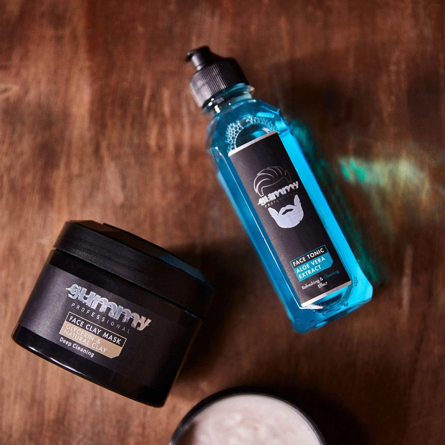 GUMMY GESICHTSREINIGUNG TONIC 250 ML bottle on wooden surface with skincare products.