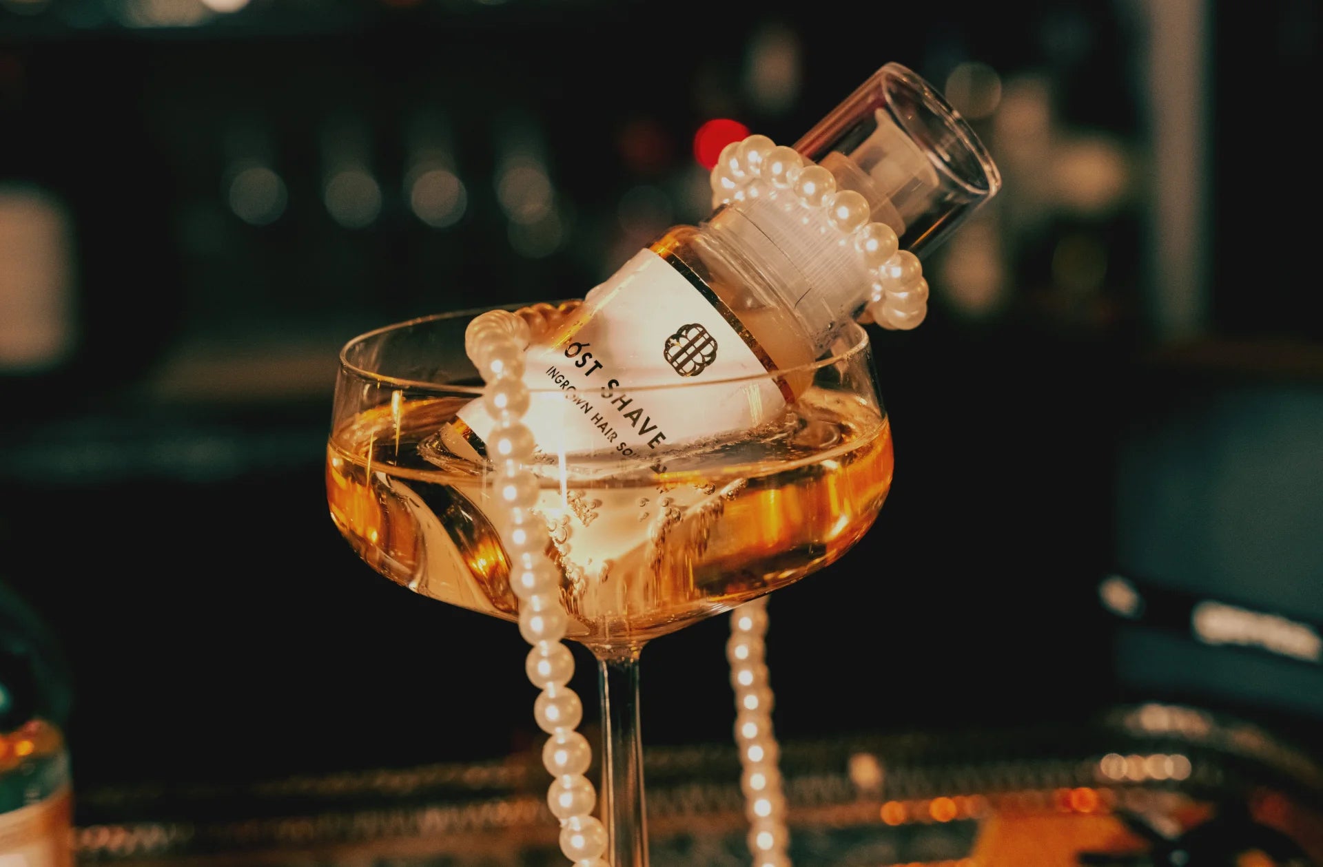Benjamin Barber Post Shave Gel i ett gyllene cocktailglas med pärlor