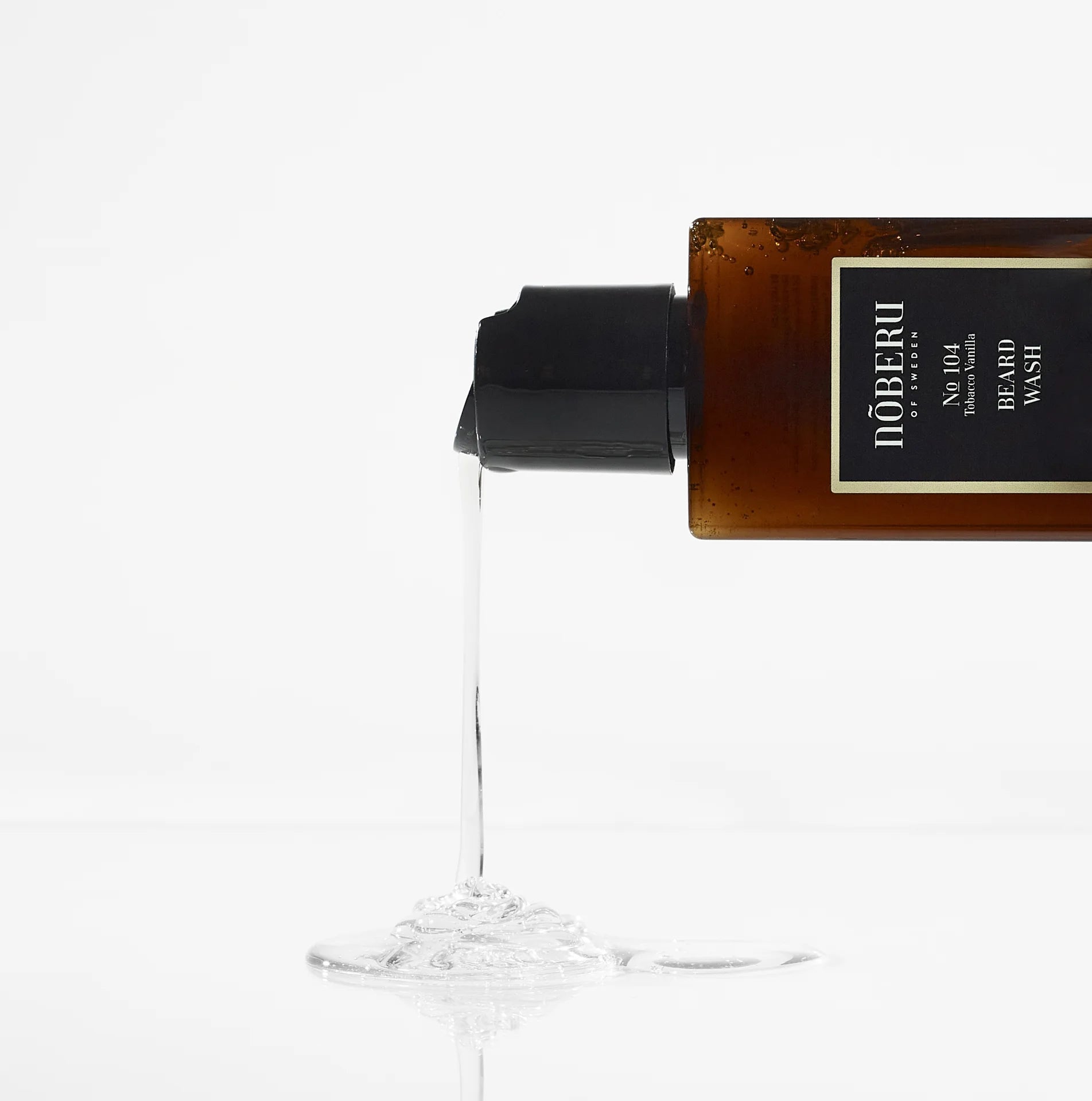 Nõberu Tobacco Vanilla skäggschampo som hälls ur en flaska